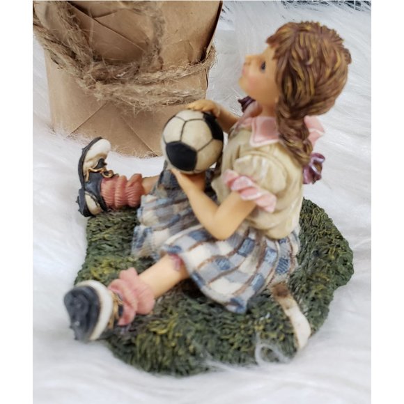 Yesterday's Child Mia The Save Soccer Figurine𤩠- Picture 6 of 11